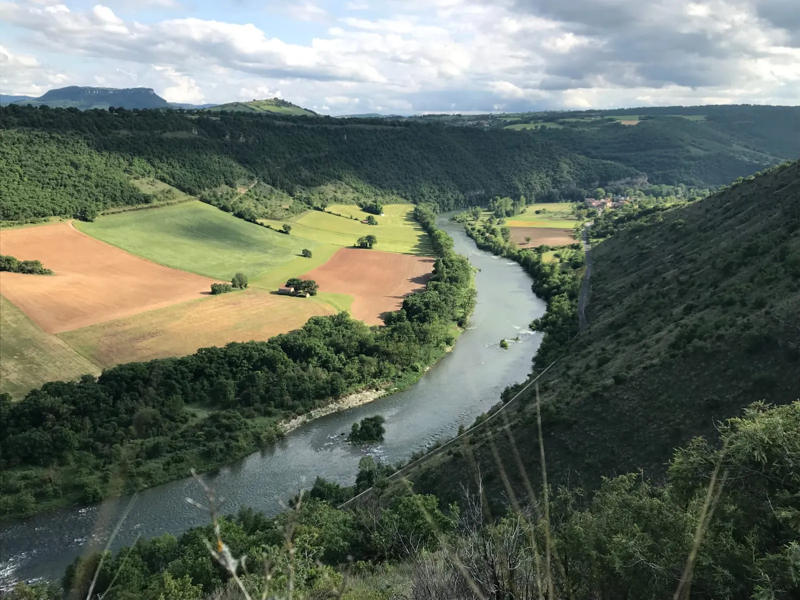 Le Tarn vu d’en haut, entre les champs et les pentes boisées